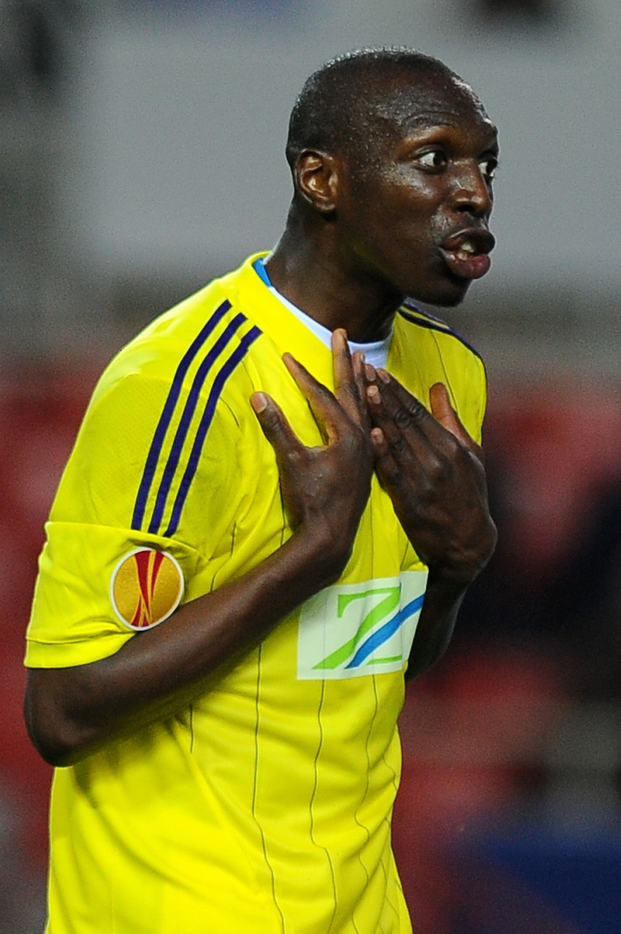 27.02.14 - Jean-Philippe Mendy, do Maribor, durante a partida contra o Sevilla pela Liga Europa; time espanhol venceu por 2 a 1 e garantiu uma vaga para as oitavas - AFP PHOTO/ JORGE GUERRERO