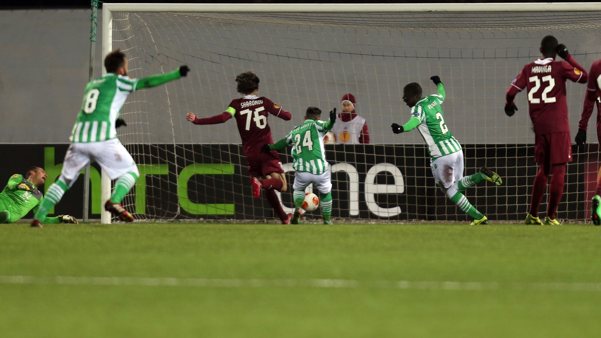 27.02.14 - Jogadores do Betis festejam gol marcado contra o Rubin Kazan, fora de casa; equipe espanhola venceu por 2 a 0 e se classificou para as oitavas de final da Liga Europa - AFP PHOTO / ROMAN KRUCHININ