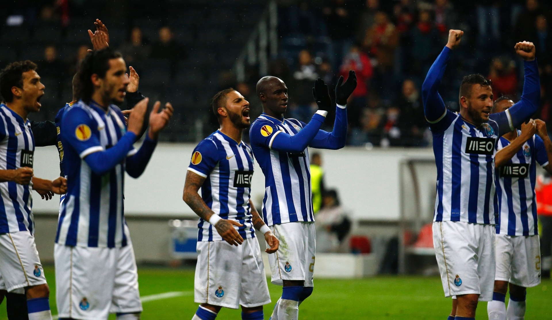 27.02.14 - Jogadores do Porto comemoram após a equipe garantir a classificação para a próxima fase da Liga Europa contra em empate contra o Eintracht Frankfurt - REUTERS/Kai Pfaffenbach