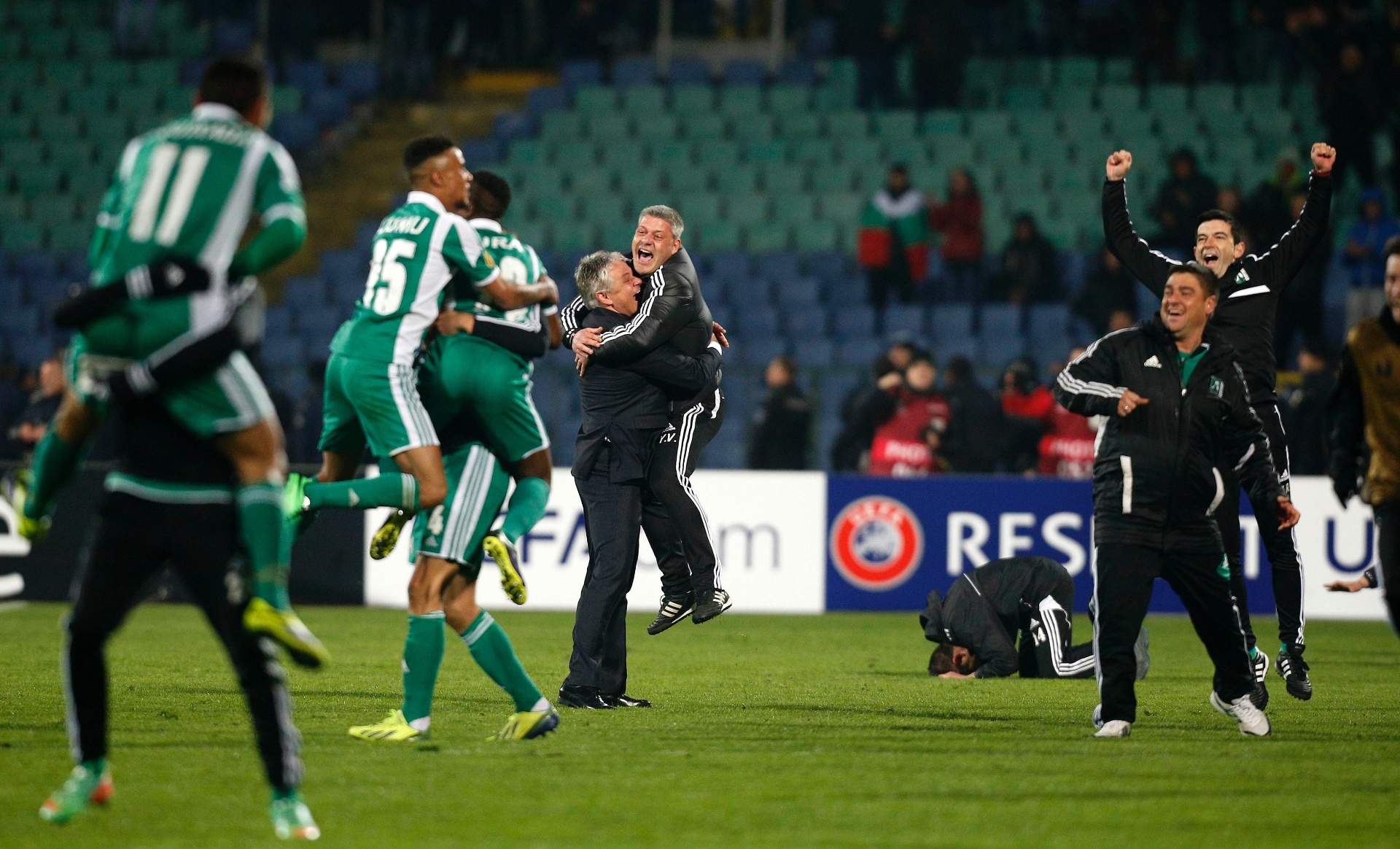 27.02.14 - Jogadores e comissão técnica do Ludogorets fazem a festa após a equipe eliminar a Lazio na Liga Europa - REUTERS/Stoyan Nenov