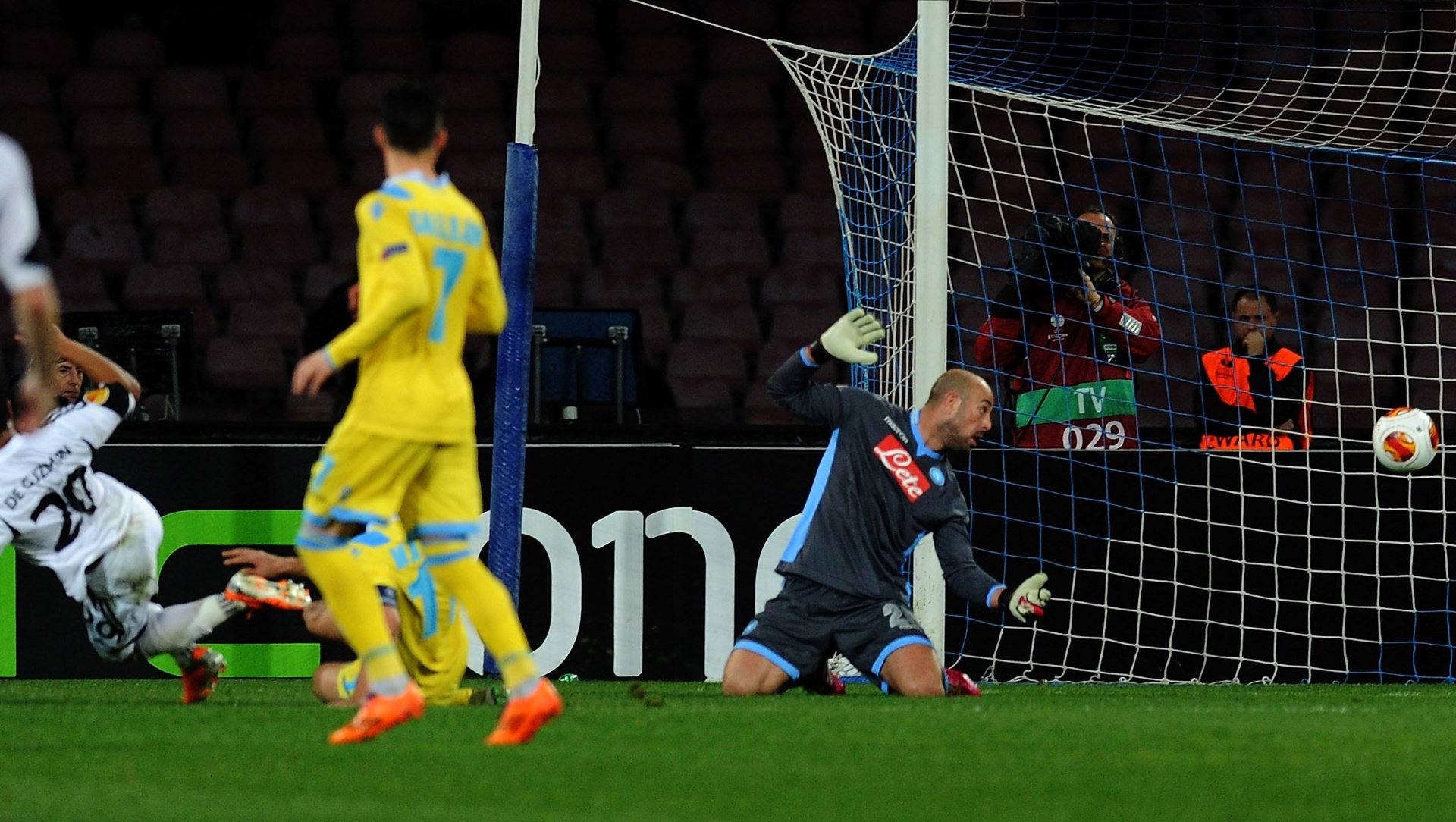 27.02.14 - Jonathan De Guzman marca o gol de empate do Swansea City contra o Napoli; equipe italiana acabou vencendo por 3 a 1 e foi às oitavas da Liga Europa - Giuseppe Bellini/Getty Images