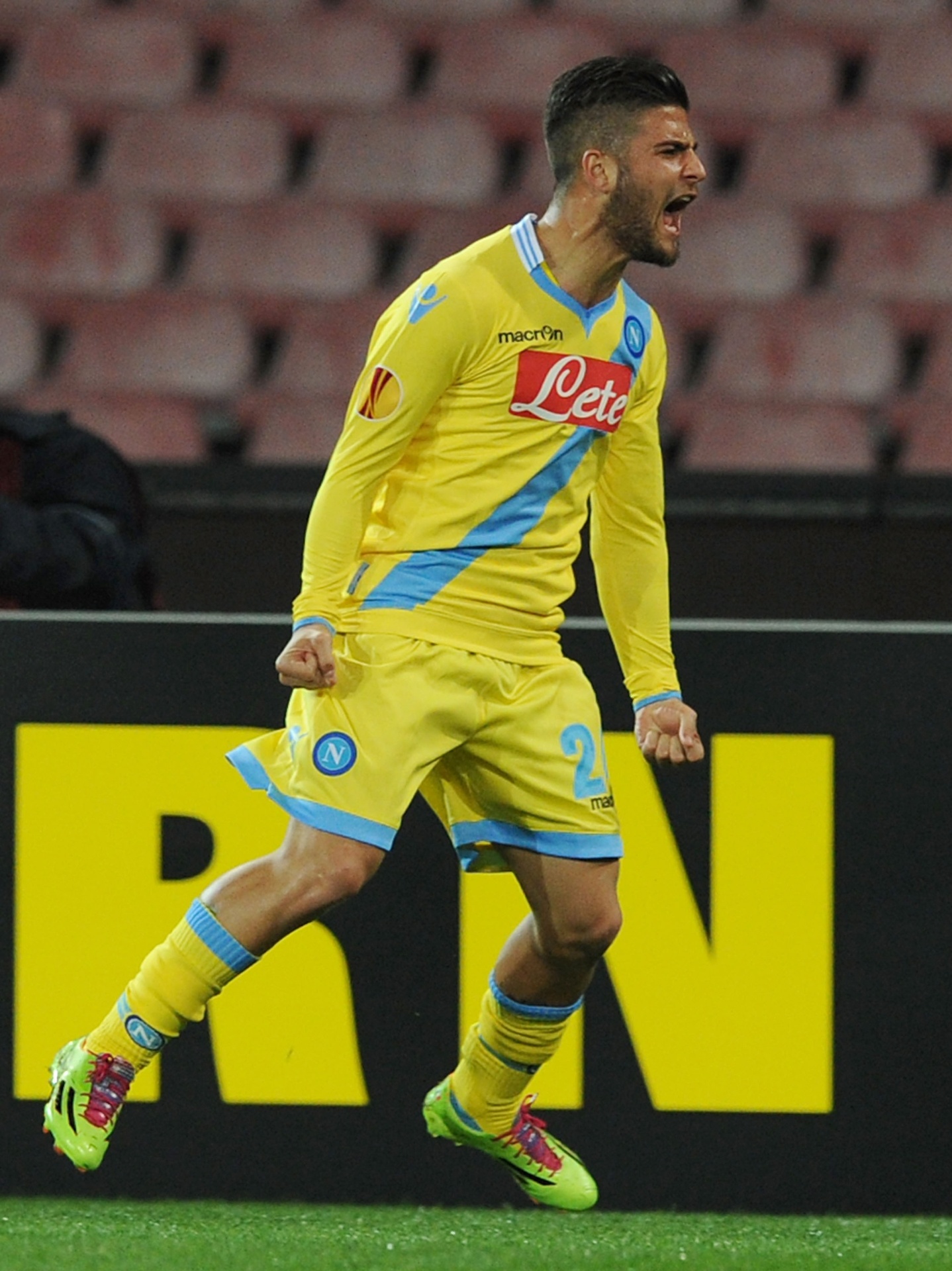27.02.14 - Lorenzo Insigne comemora após abrir placar do Napoli contra o Swansea City; vitória por 3 a 1 levou o Napoli às oitavas da Liga Europa - Giuseppe Bellini/Getty Images