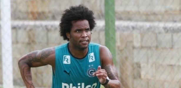 O meia Carlos Alberto foi vaiado no clássico diante do Goiás pela final do estadual - Divulgação / site oficial do Goiás