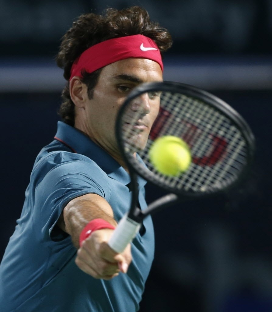 28.fev.2014 - Roger Federer golpeia a bola durante semifinal contra Novak Djokovic no Torneio de Dubai - REUTERS/Saleh Salem
