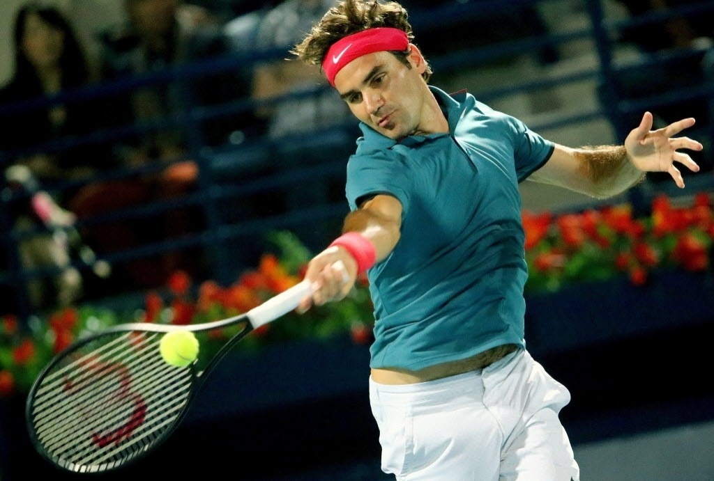 28.fev.2014 - Roger Federer golpeia a bola na semifinal de Dubai contra Djokovic - AFP PHOTO/MARWAN NAAMANI