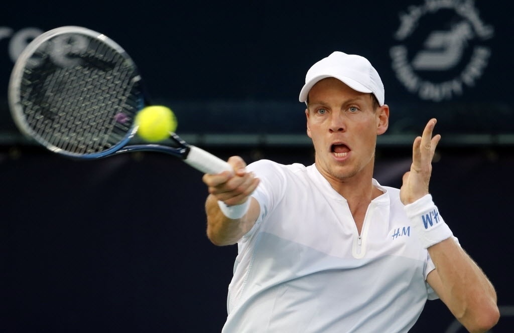 28.fev.2014 - Tomas Berdych golpeia a bola durante vitória por 2 sets a 0 na semifinal do Torneio de Dubai sobre o alemão Philipp Kohlschreiber - AFP PHOTO/KARIM