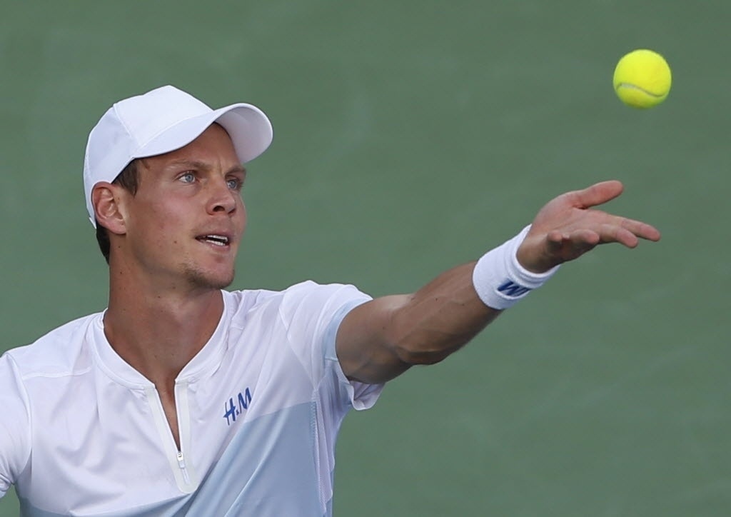 28.fev.2014 - Tomas Berdych saca durante vitória por 2 sets a 0 na semifinal do Torneio de Dubai sobre o alemão Philipp Kohlschreiber - REUTERS/Saleh Salem