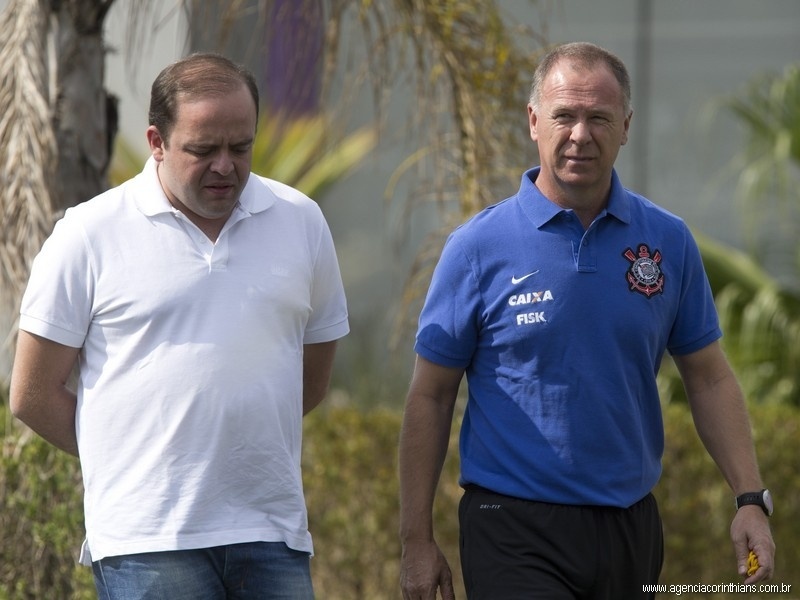 Mano Menezes, técnico do Corinthians, caminha ao lado de Ronaldo Ximenes, diretor de futebol, no CT Joaquim Grava