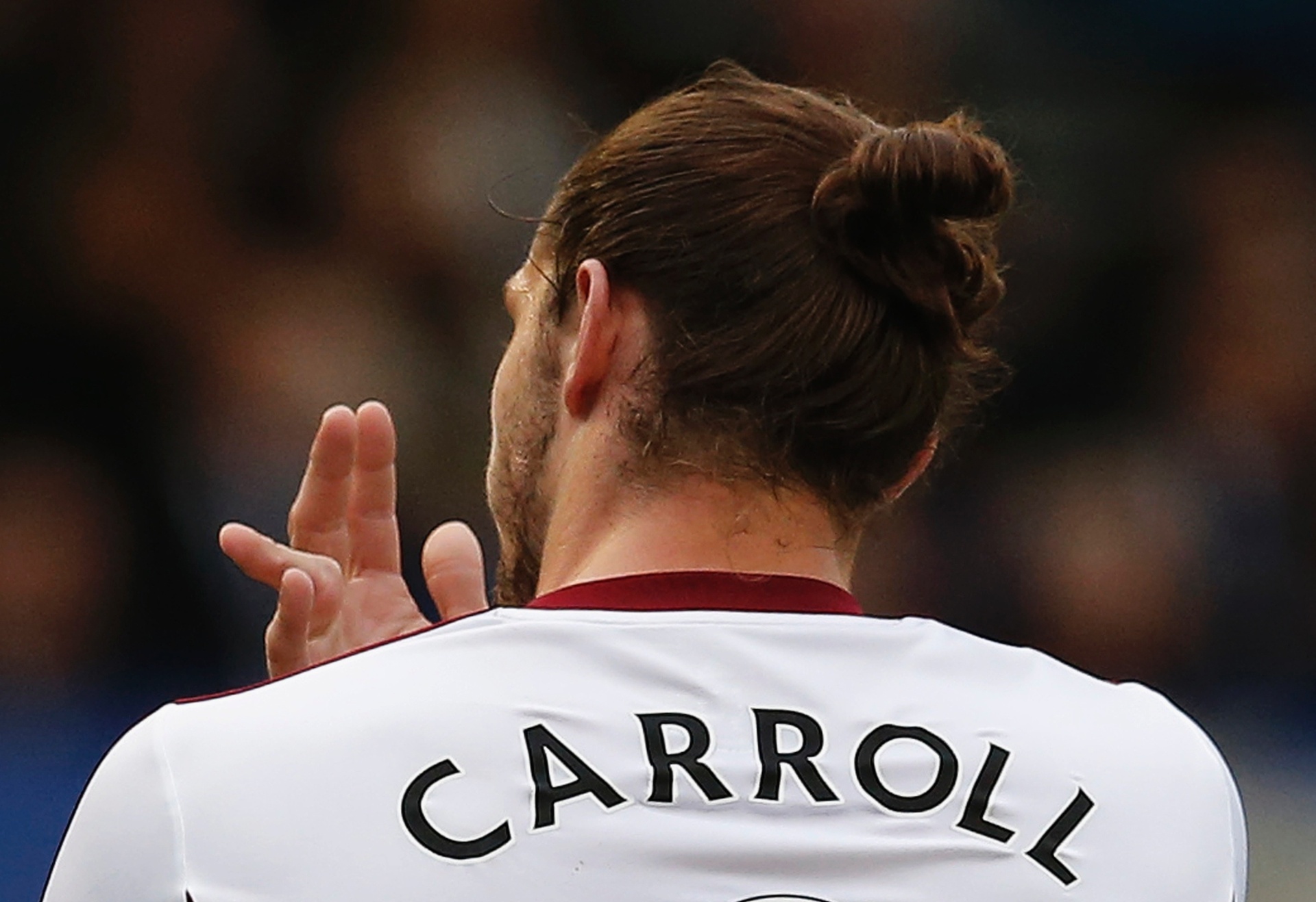 01.03.14 - Andy Carroll, atacante do West Ham, exibe dedo deslocado durante partida contra o Everton pelo Campeonato Inglês - REUTERS/Phil Noble