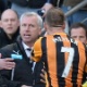 01.03.14 - Técnico do Newcastle, Alan Pardew, briga com David Meyler, do Hull City; agressão gerou expulsão do treinador - Getty Images