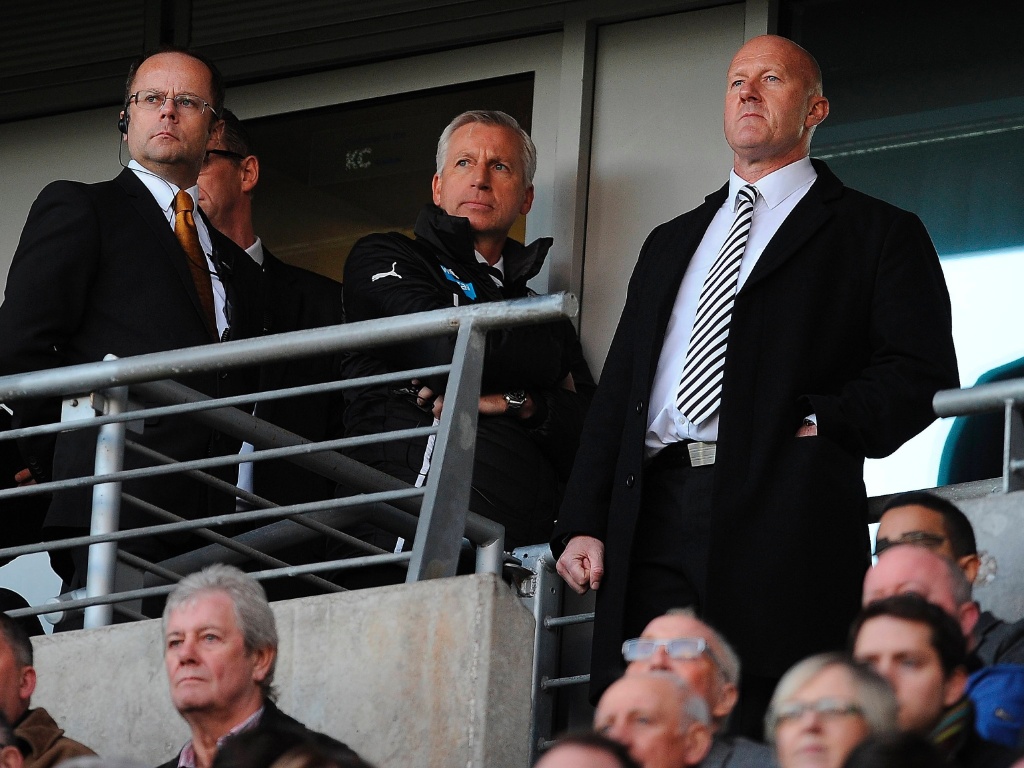 01.03.14 - Técnico do Newcastle assiste das tribunas a vitória de sua equipe sobre o Hull City, após ser expulso por agredir jogador rival - REUTERS/Nigel Roddis