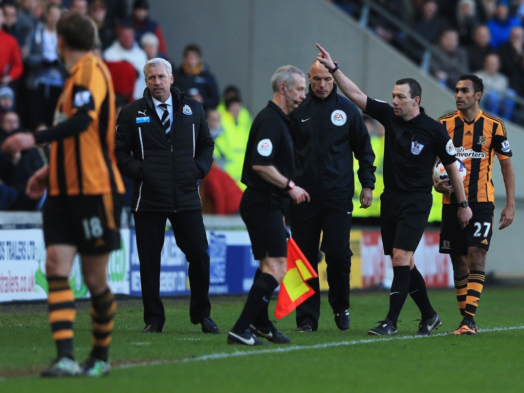 01.03.14 - Técnico do Newcastle é expulso após brigar com David Meyler, do Hull City; sua equipe, no entanto, conseguiu vencer por 4 a 1 - Matthew Lewis/Getty Images