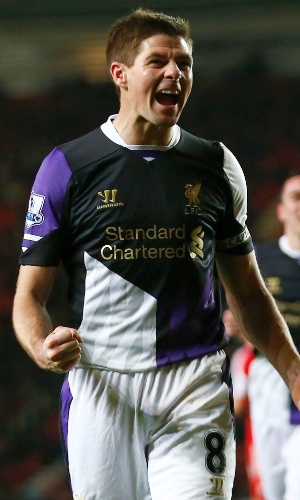 01.mar.2014 - Capitão Steven Gerrard vibra com terceiro gol do Liverpool sobre o Southampton, marcado em cobrança de penalidade máxima