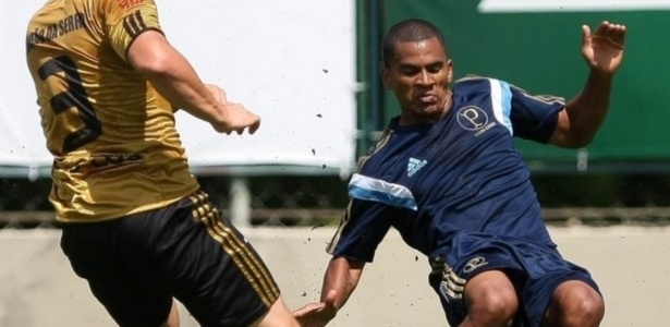 01.mar.2014 - Mazinho disputa a bola em jogo-treino do Palmeiras contra o Taboão da Serra, na Academia de Futebol - Cesar Greco/Ag Palmeiras/Divulgação - Cesar Greco/Ag Palmeiras/Divulgação