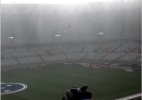 Tempestade em MG faz pedaço da cobertura do Mineirão cair dentro do campo - Reprodução/Twitter