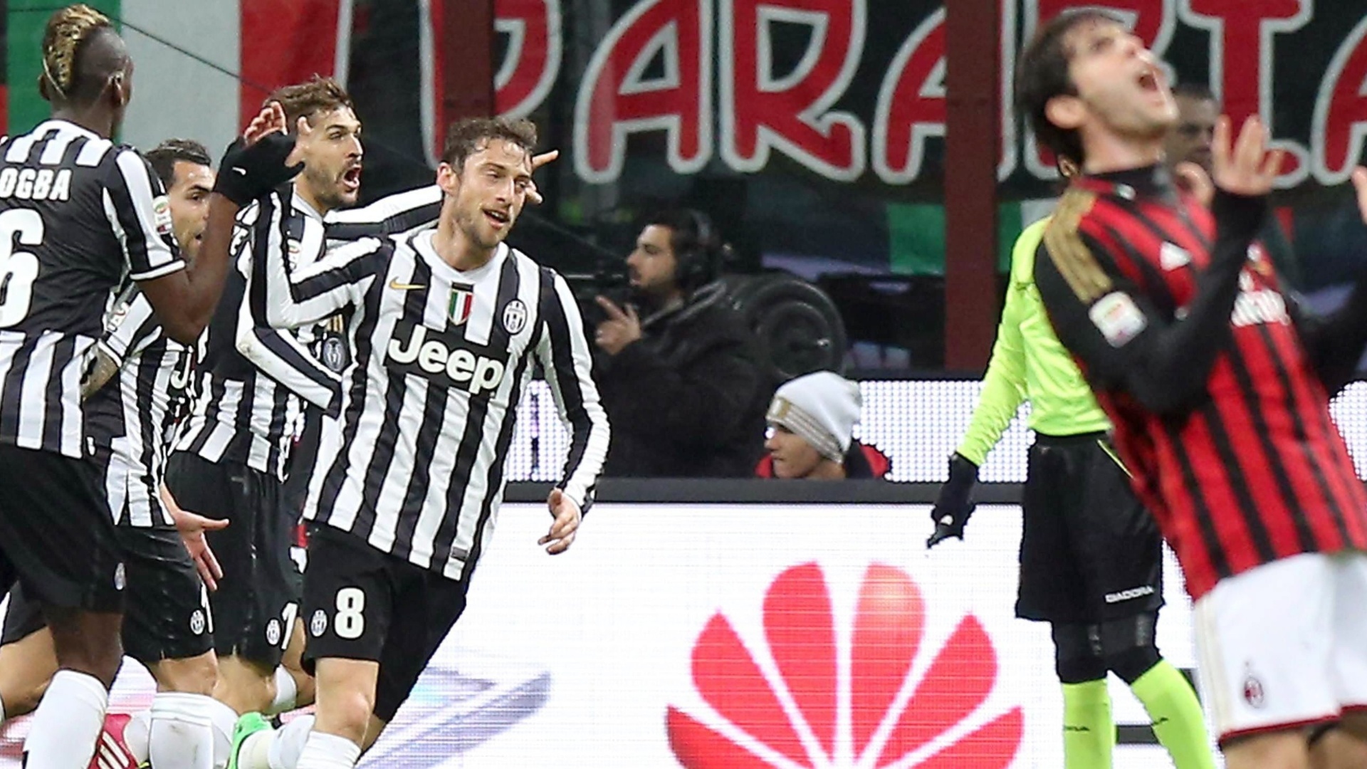 02.mar.2014 - Kaká se desespera enquanto jogadores da Juventus comemoram gol sobre o Milan, em pleno San Siro, pelo Italiano - EFE/EPA/MATTEO BAZZI