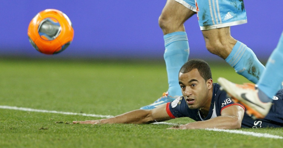 02.mar.2014 - Lucas vai ao chão em jogo do Paris Saint-Germain contra o Olympique de Marselha, pelo Campeonato Francês