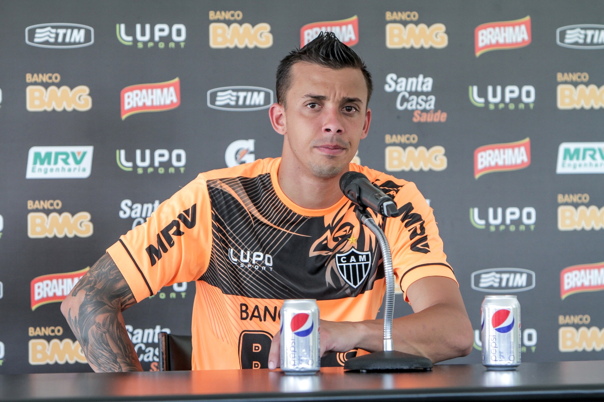 28 fev. 2014 - Lateral-esquerdo Pedro Botelho, do Atlético-MG, durante entrevista na Cidade do Galo - Bruno Cantini/site oficial do Atlético-MG