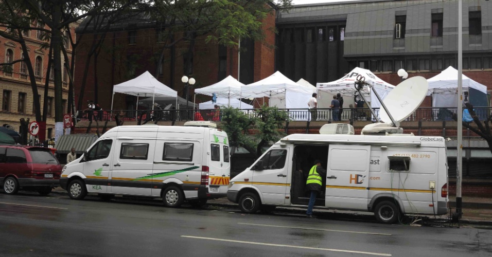 Jornalistas aguardam julgamento de Pistorius, em Pretória, na África do Sul