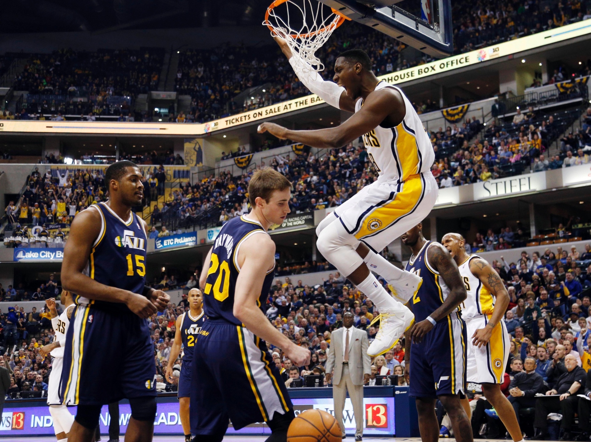03.mar.2014 - Ian Mahinmi, do Indiana Pacers, enterra bola em partida contra o Utah Jazz, pela NBA 