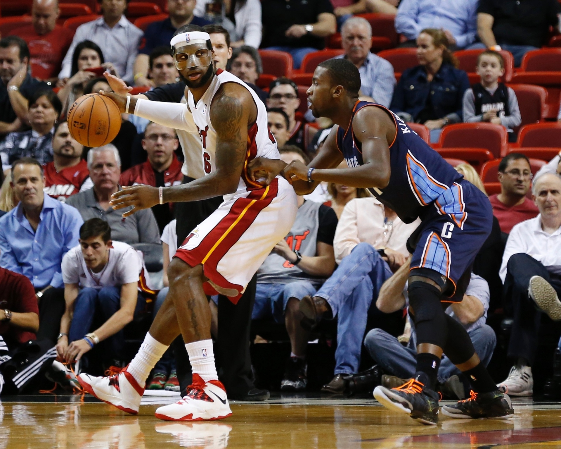 03.mar.2014 - Lebron James usa máscara de proteção em duelo entre Miami Heat e Charlotte Bobcats, pela NBA