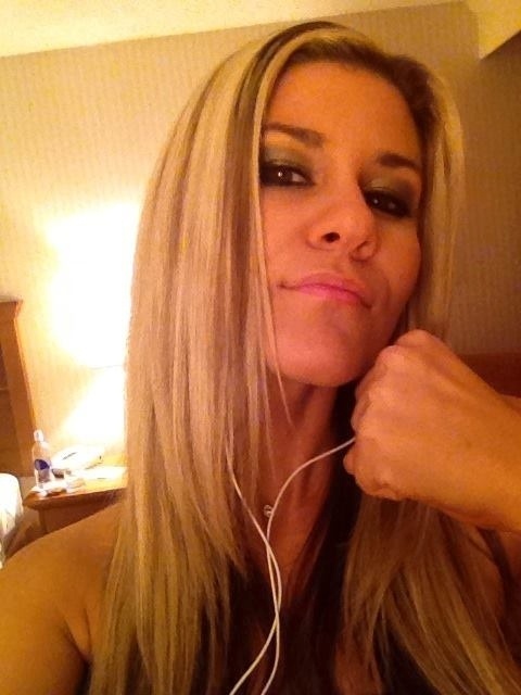 A bela cutwoman estreou no UFC 170, atuando em apenas uma luta. Swayze é mãe de dois garotos e divide o tempo entre eles e o trabalho como "Rainha dos Cortes" - Arquivo Pessoal