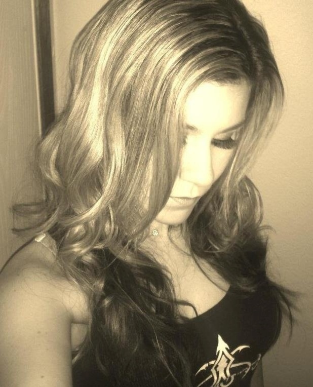 A bela cutwoman estreou no UFC 170, atuando em apenas uma luta. Swayze é mãe de dois garotos e divide o tempo entre eles e o trabalho como "Rainha dos Cortes" - Arquivo Pessoal