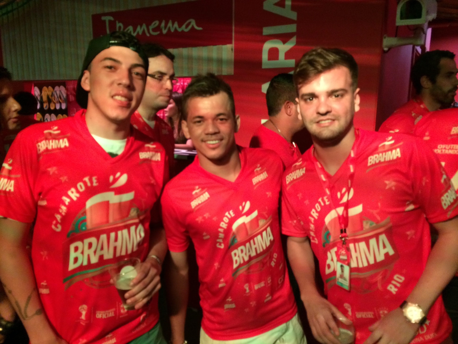 Parças de Neymar curtem camarote da Brahma mesmo sem o atacante - Pedro Ivo de Almeida/UOL