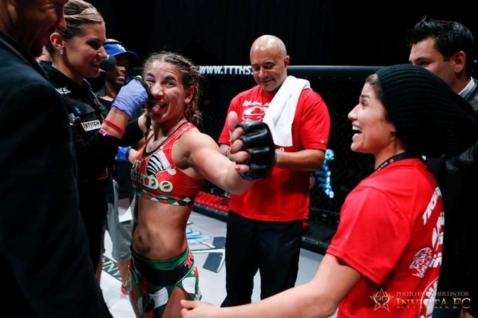 Swayze em ação: fazer ataduras e limpar cortes são suas funções, que precisam ser executadas com agilidade e precisão - InvictaFC/Divulgação