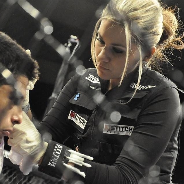 Swayze Valentine se tornou a primeira cutwoman do UFC, cargo que cuida de cortes dos lutadores e também faz as ataduras usadas sob as luvas - Arquivo Pessoal