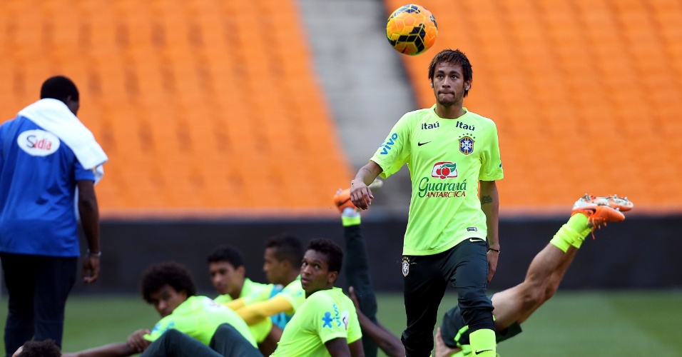 04.03.14 - Neymar brinca com a bola durante a atividade da seleção brasileira em Johannesburgo