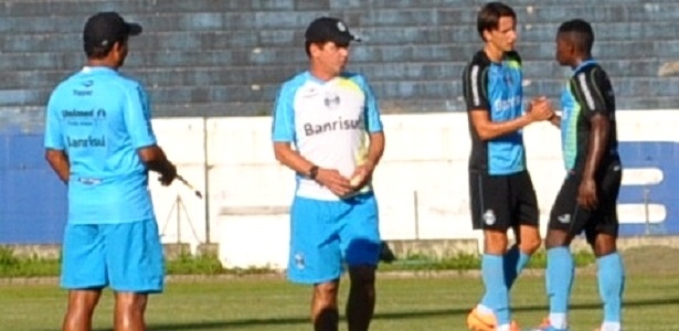 Auxiliares técnicos do Grêmio comandam atividade dos reservas que jogarão na sexta-feira - Marinho Saldanha/UOL Esporte