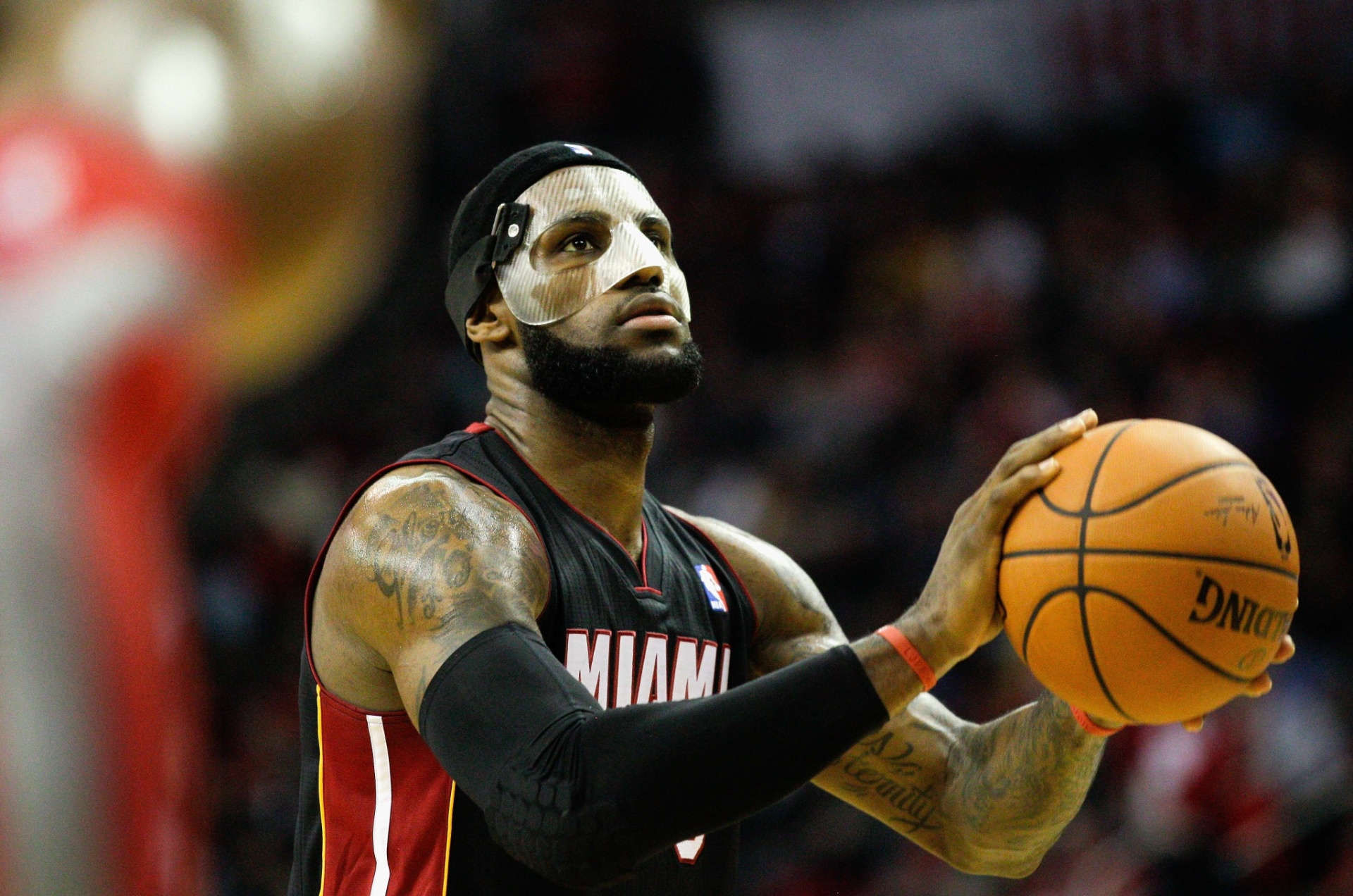 04.mar.2014 - Um dia após marcar 61 pontos em uma só partida e quebrar seu recorde pessoal, LeBron James volta a jogar pelo Miami Heat nesta terça-feira, mais uma vez com sua máscara de proteção, mas contra o Houston Rockets