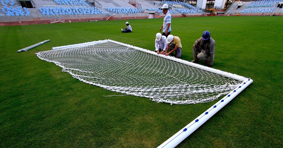 Traves são colocadas na Arena Pantanal três meses antes do início da Copa do Mundo, em foto divulgada na última segunda-feira (3/3)