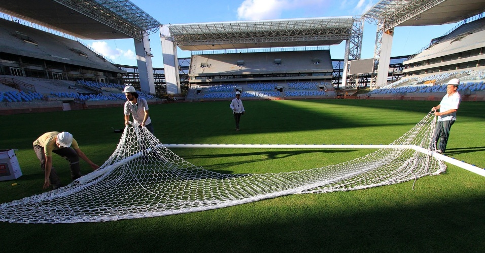 Traves são colocadas na Arena Pantanal três meses antes do início da Copa do Mundo, em foto divulgada na última segunda-feira (3/3)