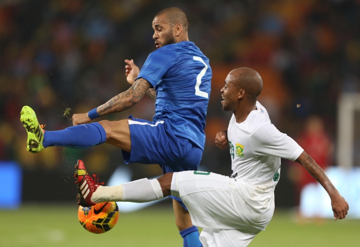 05.mar.2014 - Daniel Alves disputa pela bola no amistoso entre Brasil e África do Sul, em Johanesburgo