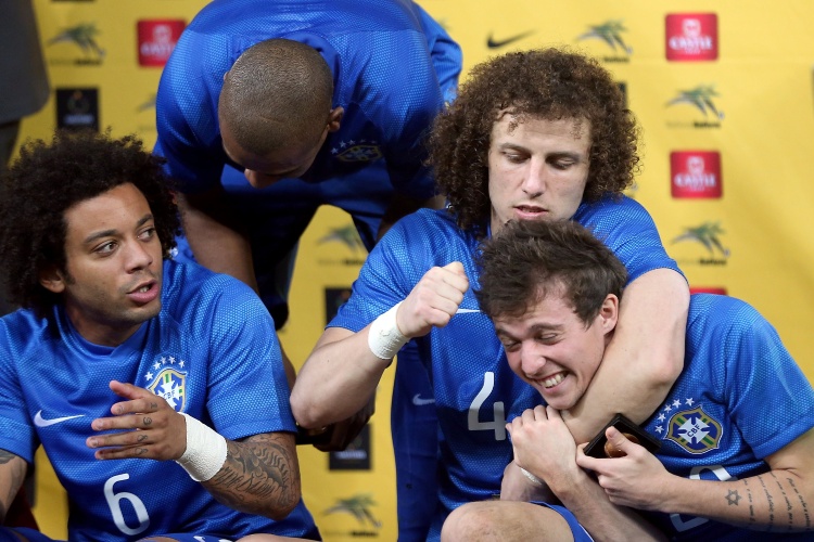 05.mar.2014 - David Luiz dá 'cascudo' em Bernard após a goleada do Brasil sobre a África do Sul