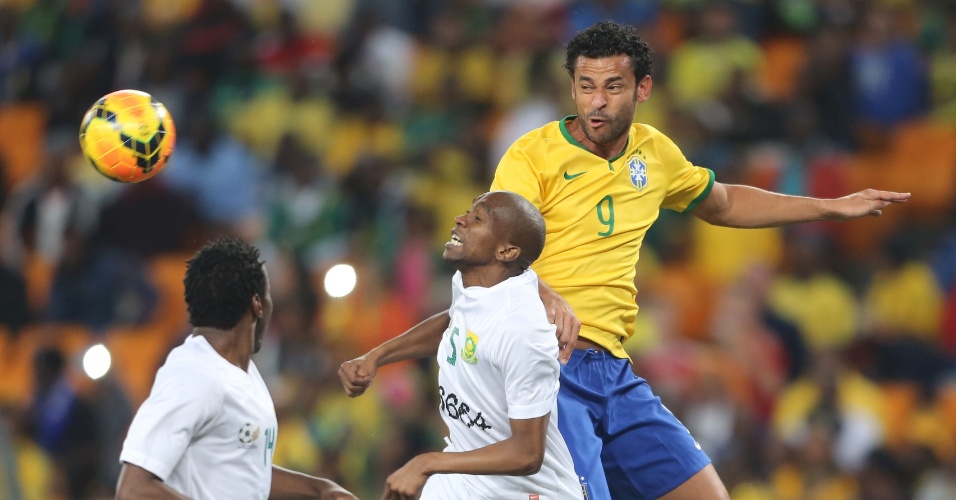 05.mar.2014 - Fred disputa bola de cabeça com jogadores da seleção da África do Sul