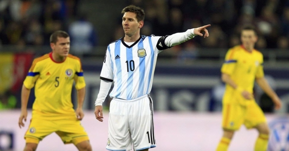 05.mar.2014 - Messi orienta os companheiros de seleção argentino durante amistoso contra a Romênia