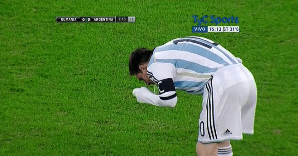 05.mar.2014 - Messi passa mal e vomita em campo durante amistoso entre Argentina e Romênia