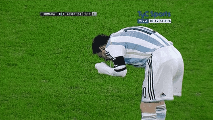 05.mar.2014 - Messi passa mal e vomita em campo durante amistoso entre Argentina e Romênia - Reprodução/Twitter - Reprodução/Twitter