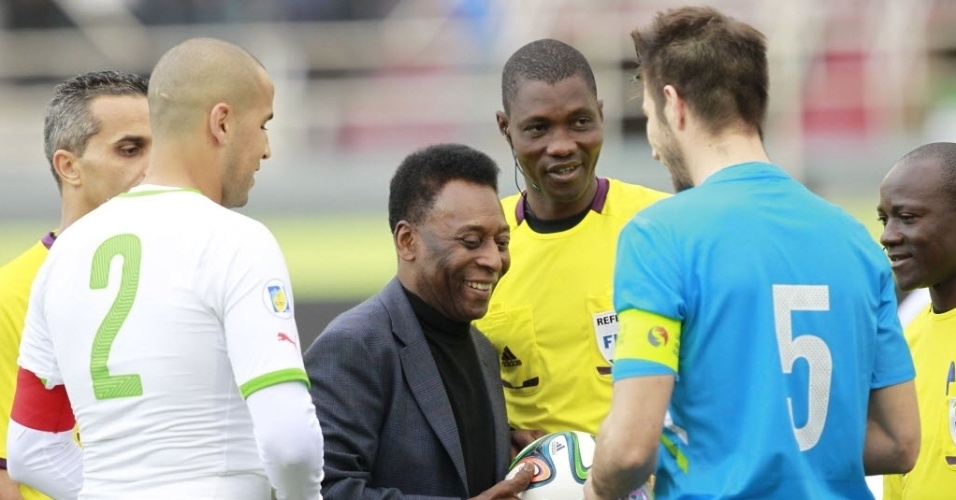 05.mar.2014 - Pelé deu o pontapé inicial do amistoso entre Argélia e Eslovênia em uma campanha para promover um campeonato de futebol para jovens da marca Coca-Cola