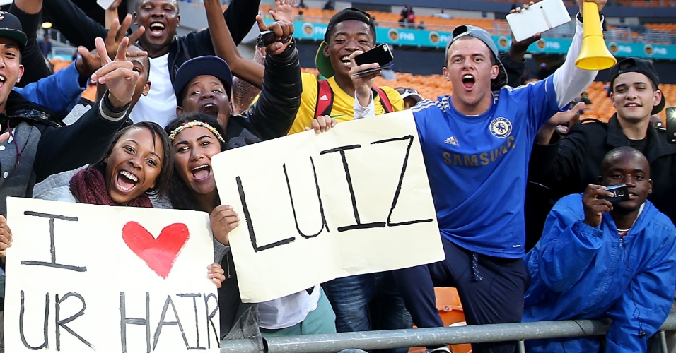 05.mar.2014 - Torcedoras exibem cartaz em homenagem ao zagueiro David Luiz: "Eu amo o seu cabelo"