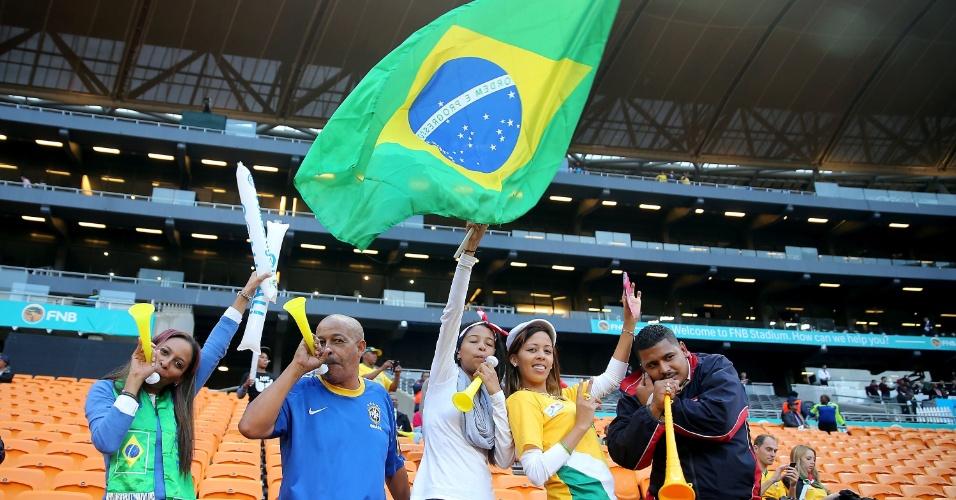 05.mar.2014 - Torcedores chegam ao Soccer City, em Johannesburgo, para assistir à partida entre Brasil e África do Sul