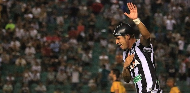 Éverton Santos comemora um de seus dois gols na vitória do Figueirense sobre o Criciúma