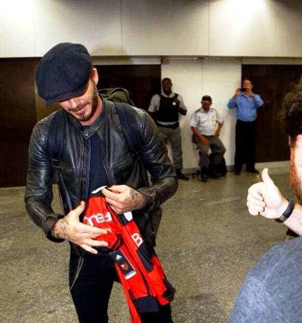 06.mar.2014 - Beckham recebe camisa do Flamengo ao chegar no Rio de Janeiro para curtir o carnaval