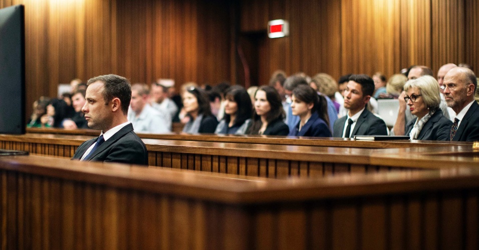 06.mar.2014 - Oscar Pistorius acompanha depoimento de testemunha durante o julgamento pela morte da modelo Reeva Steenkamp
