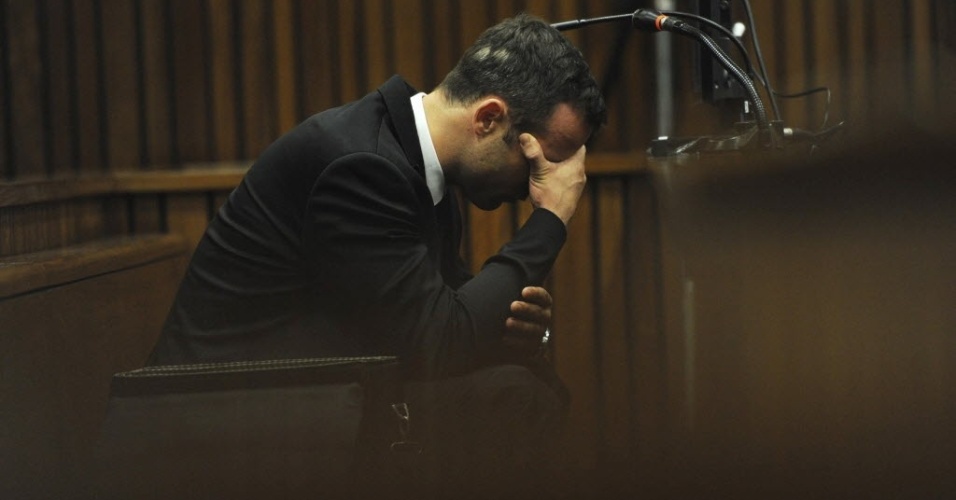 06.mar.2014 - Oscar Pistorius se mostra abalado durante o julgamento pela morte da modelo Reeva Steenkamp 