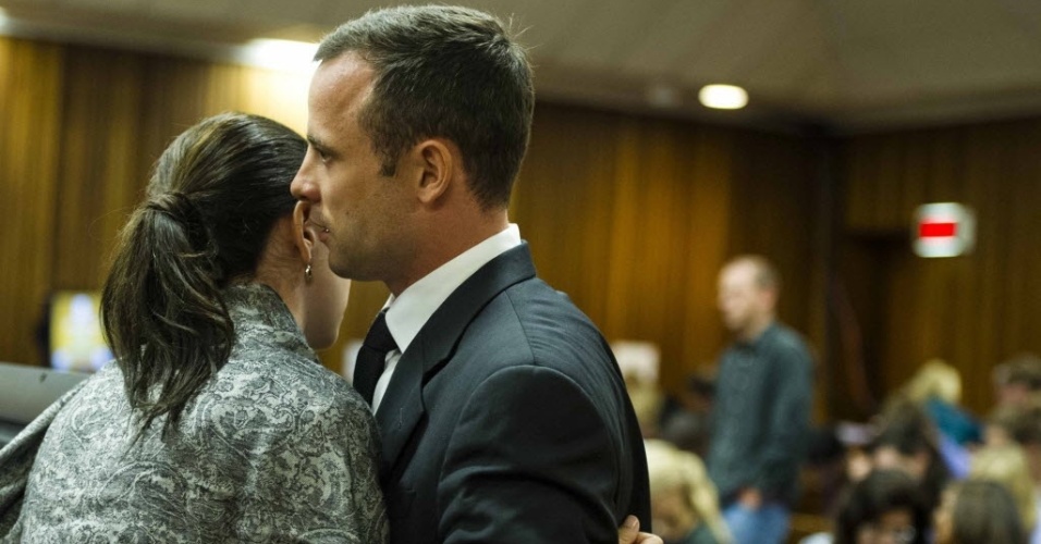 07.mar.2014 - Oscar Pistorius abraça sua irmã Aimee durante julgamento pela morte da modelo Reeva Steenkamp