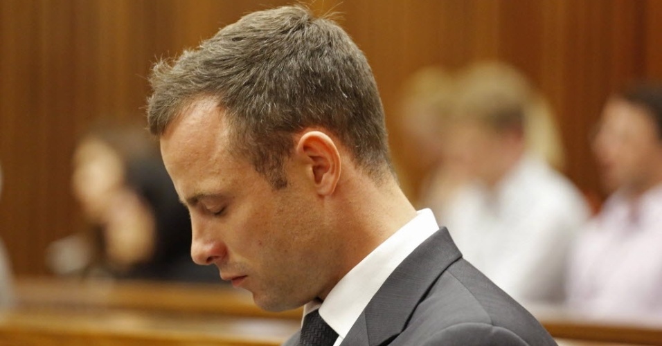 07.mar.2014 - Oscar Pistorius acompanha o quinto dia de julgamento pela morte da modelo Reeva Steenkamp
